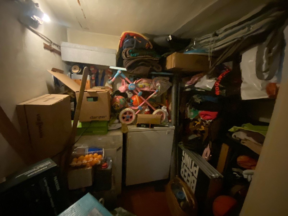 Vollgestellter Keller vor der Entrümpelung (Beispielbild)
