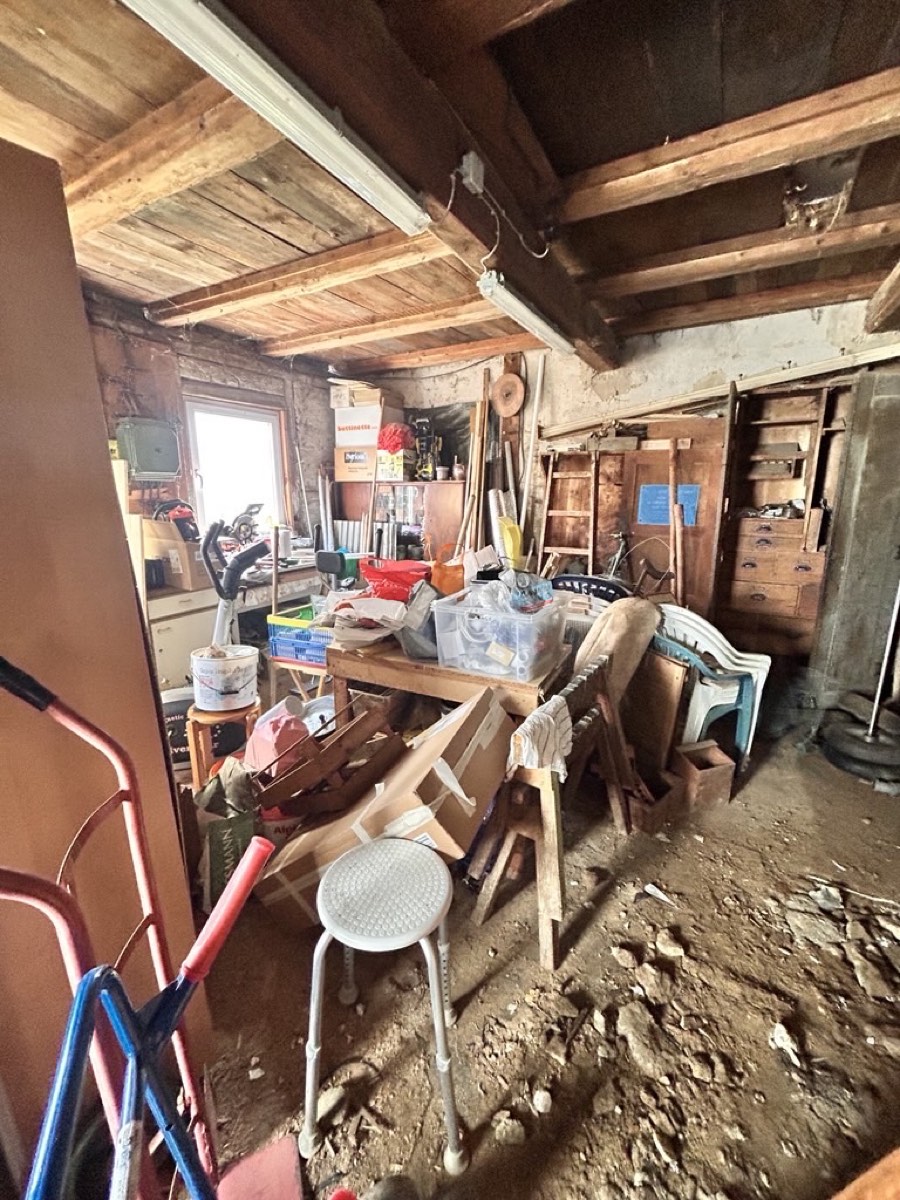 Vollgestelltes Zimmer vor der Entrümpelung (Beispielbild)